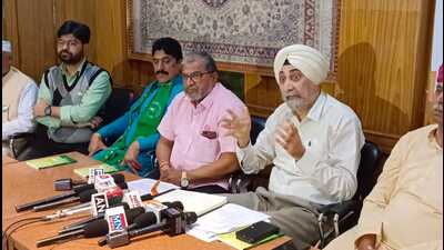 Farmer leader VM Singh with leaders of MSP Guarantee Kisan Morcha. (HT PHOTO) Farmer leader VM Singh with leaders of MSP Guarantee Kisan Morcha. (HT PHOTO)