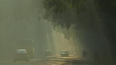 New Delhi, India - Nov. 17, 2022: Commuters out on Kamraj Marg on a smoggy morning in New Delhi, India, on Thursday, November 17, 2022. (Photo by Raj K Raj/ Hindustan Times) (Hindustan Times) New Delhi, India - Nov. 17, 2022: Commuters out on Kamraj Marg on a smoggy morning in New Delhi, India, on Thursday, November 17, 2022. (Photo by Raj K Raj/ Hindustan Times) (Hindustan Times)