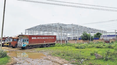 The deceased persons, Vivek (26) and Monu (25), who are brothers, worked in the human relations department of a steel manufacturing plant in Pathreri on Bilaspur-Tauru Road. (HT Photo) The deceased persons, Vivek (26) and Monu (25), who are brothers, worked in the human relations department of a steel manufacturing plant in Pathreri on Bilaspur-Tauru Road. (HT Photo)