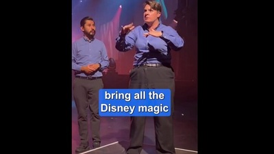 Disney sign language interpreter sings for children. (Instagram/@majically) Disney sign language interpreter sings for children. (Instagram/@majically)