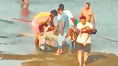2 kids drown in the sea, near Worli Koliwada 2 kids drown in the sea, near Worli Koliwada