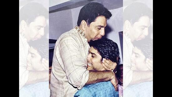 बहन की शादी के संगीत समारोह में पिता के साथ विकास बहन की शादी के संगीत समारोह में पिता के साथ विकास