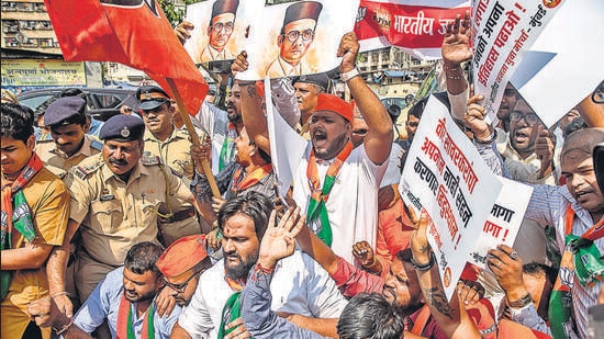 Mumbai, India - November 18, 2022: BJP Yuva Morcha party workers protest against Rahul Gandhi on his remarks on Veer Savarkar, near Kamgar Maidan, Dadar, in Mumbai, India, on Friday, November 18, 2022. (Photo by Pratik Chorge/Hindustan Times) (Pratik Chorge/HT PHOTO)