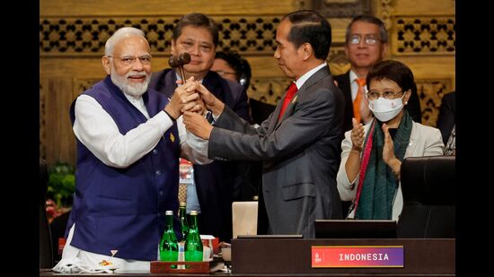 Prime Minister Narendra Modi (L) and Indonesia's President Joko Widodo take part in the handover ceremony, Bali, November 16, 2022 (AFP)