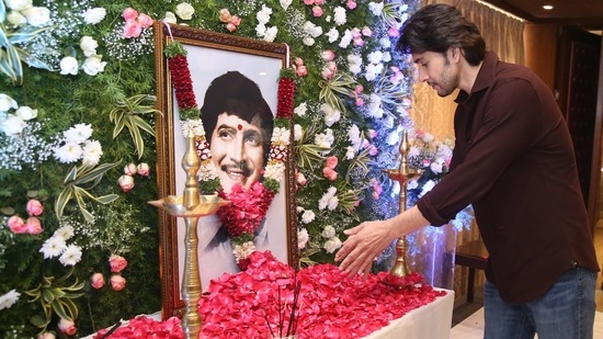 Mahesh Babu pays his respects to late father Krishna.