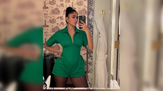 Mrunal Thakur took a mirror selfie with just the green bodysuit and her bold personality.(Instagram/@mrunalthakur)
