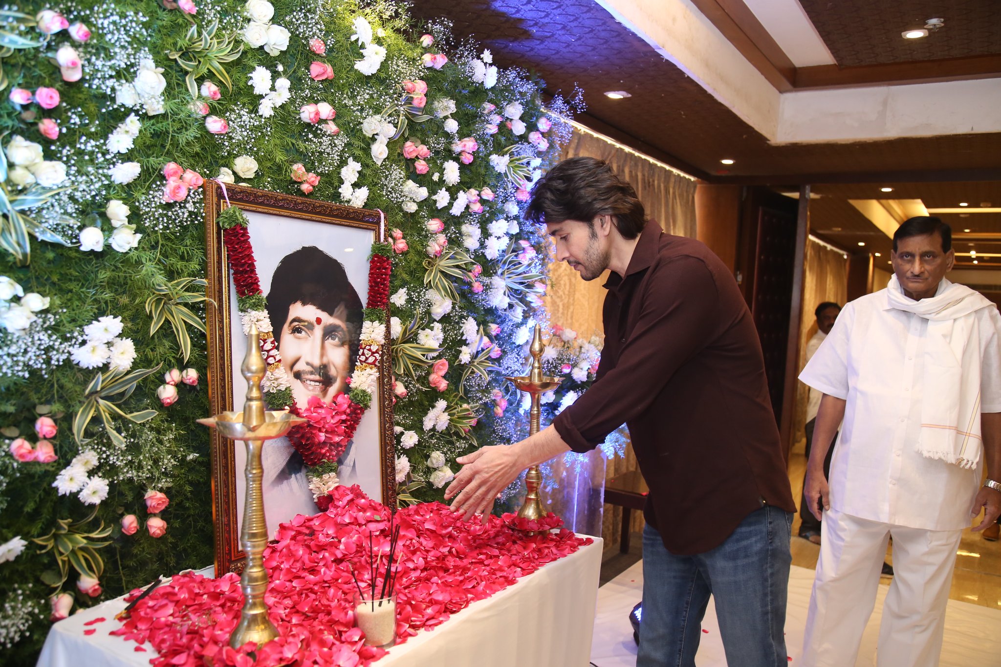 Mahesh Babu pays his respects to late father Krishna.