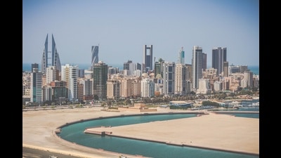 The population is about 1.6 million, and I was told that includes 400,000 expatriates from India, three-fourths of whom are from Kerala. Wikipedia claims over 43% of the population are non-Arab Asians. I presume they’re expatriate workers. Bahrainis themselves are just 47%. (WIKICOMMONS) The population is about 1.6 million, and I was told that includes 400,000 expatriates from India, three-fourths of whom are from Kerala. Wikipedia claims over 43% of the population are non-Arab Asians. I presume they’re expatriate workers. Bahrainis themselves are just 47%. (WIKICOMMONS)