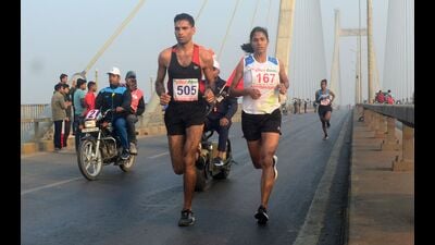 The marathon was flagged off by Uttar Pradesh minister Girish Chandra Yadav. (HT Photo) The marathon was flagged off by Uttar Pradesh minister Girish Chandra Yadav. (HT Photo)