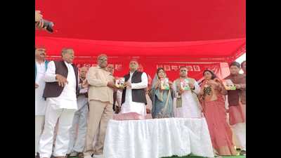 SP president Akhilesh Yadav and party candidate Dimple Yadav at Kishni in Mainpuri on Saturday. (HT Photo) SP president Akhilesh Yadav and party candidate Dimple Yadav at Kishni in Mainpuri on Saturday. (HT Photo)