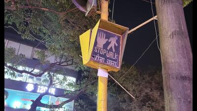 A non-functional pedestrian signal at Jungli Maharaj Road on Saturday. (Pratham Gokhale/HT Photo)
