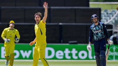 Australia's Pat Cummins (C) shouts an appeal against England's James Vince (R) Australia's Pat Cummins (C) shouts an appeal against England's James Vince (R)