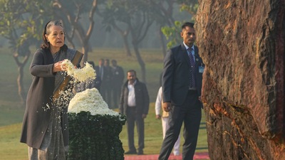 संयुक्त पुरोगामी आघाडी (यूपीए) अध्यक्षा सोनिया गांधी आणि काँग्रेस अध्यक्ष मल्लिकार्जुन खरगे यांनी दिल्लीतील शक्तीस्थळावर माजी पंतप्रधान इंदिरा गांधी यांना पुष्पांजली वाहिली.