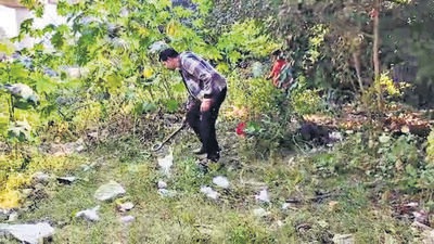 A Delhi Police team at Gurugram’s DLF-Phase 1 forest area. (Parveen Kumar/HT Photo) A Delhi Police team at Gurugram’s DLF-Phase 1 forest area. (Parveen Kumar/HT Photo)