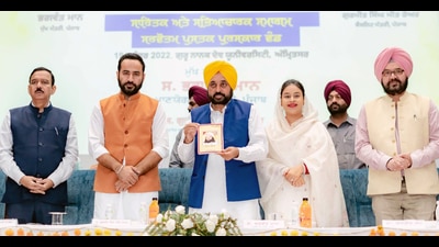 Punjab Chief minister Bhagwant Mann at the Literature and Cultural function at Guru Nanak Dev University (GNDU) in Amritsar on Saturday. HT Photo (HT photo) Punjab Chief minister Bhagwant Mann at the Literature and Cultural function at Guru Nanak Dev University (GNDU) in Amritsar on Saturday. HT Photo (HT photo)