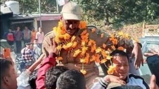 Villagers lifted the forest guard on their shoulder in front of senior officers (HT Photo)