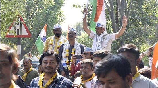 PAAS leaders Alpesh Kathiriya and Dharmik Malaviya during a roadshow as they join AAP in Surat on November 5. (ANI)