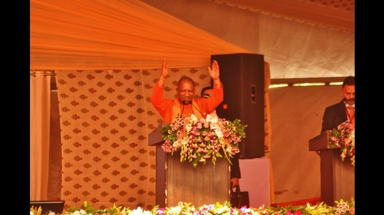 U.P. chief minister Yogi Adityanath speaking at the Kashi-Tamil Sangamam in Varanasi on Saturday (HT Photo)