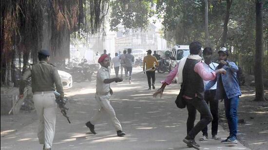 Policemen try to control the situation during the clash between groups of students at Patna College on Saturday. (Santosh Kumar/HT) Policemen try to control the situation during the clash between groups of students at Patna College on Saturday. (Santosh Kumar/HT)
