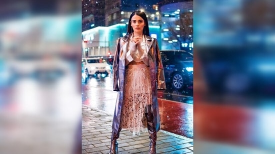 Radhika Madan usó una camisa corta blanca y una falda con borlas, que combinó con un abrigo metalizado y botas por encima de la rodilla. (Instagram/@radhikamadan)