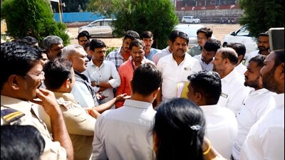 Voting at Modern College was halted for an hour due to heated arguments regarding poll violations. (Rahul Raut/HT PHOTO)