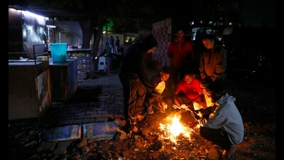 People sit around a fire on a winter evening at Katraj on Sunday. (Rahul Raut/HT PHOTO) People sit around a fire on a winter evening at Katraj on Sunday. (Rahul Raut/HT PHOTO)