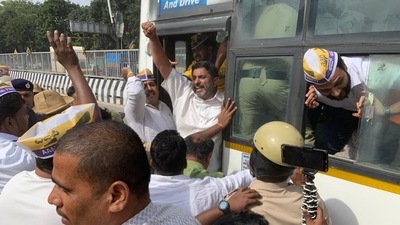 AAP raises three demands in Bengaluru pothole protest AAP raises three demands in Bengaluru pothole protest