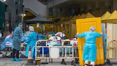 Patients displaying Covid-19 symptoms at a temporary triage area (Bloomberg) Patients displaying Covid-19 symptoms at a temporary triage area (Bloomberg)