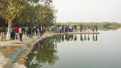 Media personnel and local residents near the pond where Aftab Poonawala is suspected to have dumped Shraddha Walkar's head, at Chhatarpur in New Delhi on November 20. (PTI) Media personnel and local residents near the pond where Aftab Poonawala is suspected to have dumped Shraddha Walkar's head, at Chhatarpur in New Delhi on November 20. (PTI)