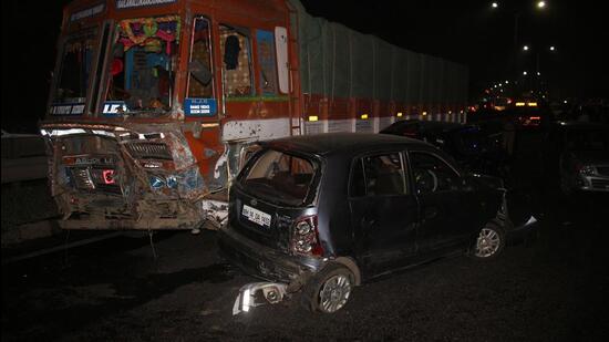 At least 48 vehicles were damaged and more than 20 people suffered injuries in a multi-vehicle accident on Sunday evening on National Highway – 4, near Navale bridge in Pune. (RAVINDRA JOSHI/HT)