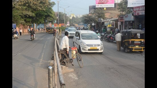 Cyclist uses a punctured road median at Mundhwa. (Shankar Narayan/HT PHOTO)