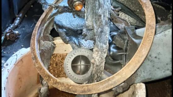 Mangaluru: A cooker fitted with detonator, wires and batteries found during the investigation after an explosion in an auto-rickshaw in Mangaluru, Sunday, Nov. 20, 2022. Karnataka Director General of Police Praveen Sood on Sunday said that the explosion was an 'act of terror'. (PTI Photo)(PTI11_20_2022_000043B) (PTI) Mangaluru: A cooker fitted with detonator, wires and batteries found during the investigation after an explosion in an auto-rickshaw in Mangaluru, Sunday, Nov. 20, 2022. Karnataka Director General of Police Praveen Sood on Sunday said that the explosion was an 'act of terror'. (PTI Photo)(PTI11_20_2022_000043B) (PTI)
