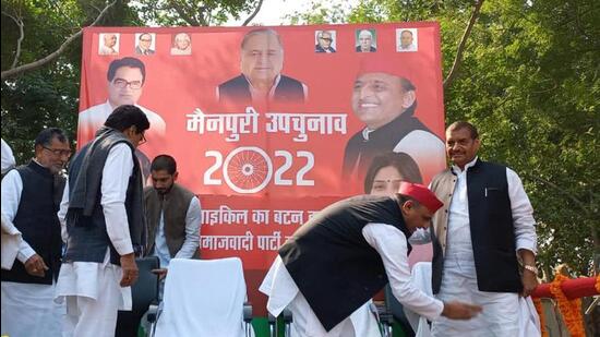 Samajwadi Party president Akhilesh Yadav seeks his uncle PSPL chief Shivpal Yadav’s blessings at a rally for the Mainpuri bypoll in Saifai (FILE PHOTO)