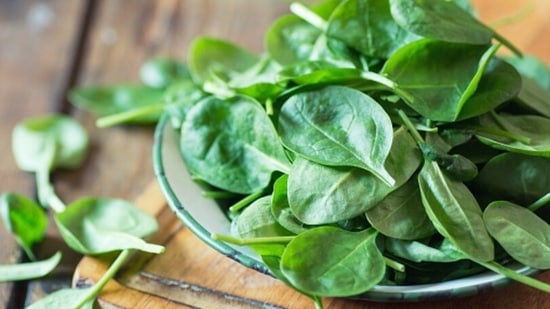 Spinach contains many health benefits.  It helps strengthen blood vessel walls, prevent lung cancer and promote heart health.  The water content in spinach also helps to slow down wrinkles and cataracts.  (Unsplash)