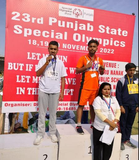 Winners of the walk competition during the medal ceremony. (HT)