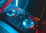 DJ controllers for newbies and pros DJ controllers for newbies and pros