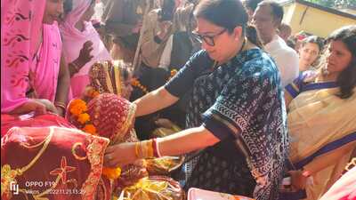In Deeh block, Smriti Irani, a Union minister and MP from Amethi, unveiled 101 projects worth ₹6.73 crore. (HT) In Deeh block, Smriti Irani, a Union minister and MP from Amethi, unveiled 101 projects worth ₹6.73 crore. (HT)
