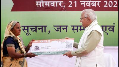 The scheme was launched at a programme in Manesar during which the CM Khattar distributed golden cards to 13 beneficiaries with Kanta Devi of Khoh village being the first to get her card. (Parveen Kumar/HT Photo) The scheme was launched at a programme in Manesar during which the CM Khattar distributed golden cards to 13 beneficiaries with Kanta Devi of Khoh village being the first to get her card. (Parveen Kumar/HT Photo)