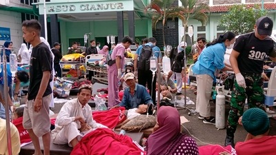 Survivors receive medical treatment outside of a local hospital following an earthquake in Cianjur, West Java, Indonesia, Monday, Nov. 21, 2022. (AP) Survivors receive medical treatment outside of a local hospital following an earthquake in Cianjur, West Java, Indonesia, Monday, Nov. 21, 2022. (AP)