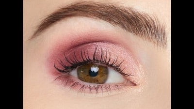 Tips to ace the frosted eyeshadow trend for the upcoming party season (Twitter/honeybaess) Tips to ace the frosted eyeshadow trend for the upcoming party season (Twitter/honeybaess)