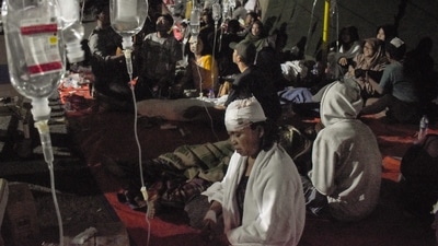 Wounded survivors of an earthquake are being treated in the yard of a hospital in Cianjur on Monday. At least 162 people were killed in an earthquake that rattled Indonesia's main island of Java on Monday, the governor of the worst-hit province said. (AFP)