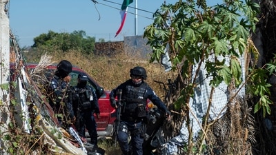Guanajuato: Police officers protect members of the "Hasta Encontrarte" ("Until we find you") collective during the search. (AFP)