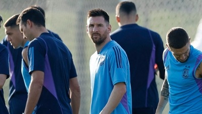 Lionel Messi with teammates during training (REUTERS)