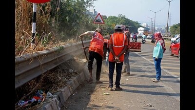 Workers clean debris on Mumbai-Bengaluru highway after the massive pile-up caused due to the accident. (Ravindra Joshi/HT PHOTO) Workers clean debris on Mumbai-Bengaluru highway after the massive pile-up caused due to the accident. (Ravindra Joshi/HT PHOTO)