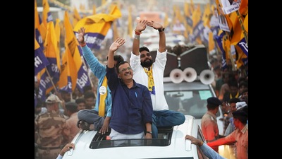 Halol, Nov 20 (ANI): Delhi Chief Minister and Aam Aadmi Party (AAP) National Convener Arvind Kejriwal waves to the crowd during the roadshow for the upcoming Gujarat Assembly elections, in Halol on Sunday. (ANI Photo) (AAP Gujarat twitter)