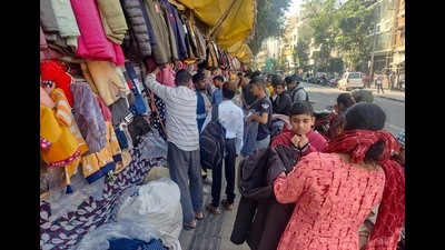 People rush to purchase winter clothing at Laxmi Road on Monday. (Rahul Raut/HT PHOTO) People rush to purchase winter clothing at Laxmi Road on Monday. (Rahul Raut/HT PHOTO)