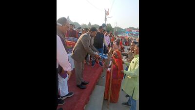 Blankets being distributed at Sangam in Prayagraj. (HT Photo)