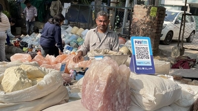 The vendor is selling rock salt on the horse cart but has a Paytm QR Code on display for payments. (Twitter/@AdityaVSC) The vendor is selling rock salt on the horse cart but has a Paytm QR Code on display for payments. (Twitter/@AdityaVSC)