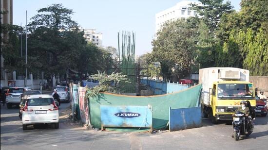 Mumbai, India - November 21, 2022: Metro work on Gulmohar Road, opposite Cooper Hospital, at Vile Parle (West), in Mumbai, India, on Monday, November 21, 2022. (Photo by Vijay Bate/HT Photo) (HT PHOTO)