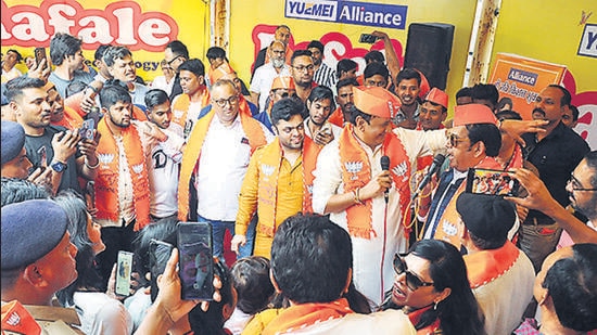 BJP’s Ravi Kishan addresses supporters in Surat on Monday. (ANI)